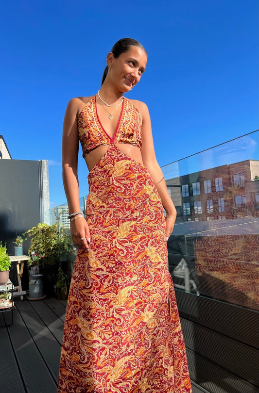 Ida | Livlig kjole med midterudskæring